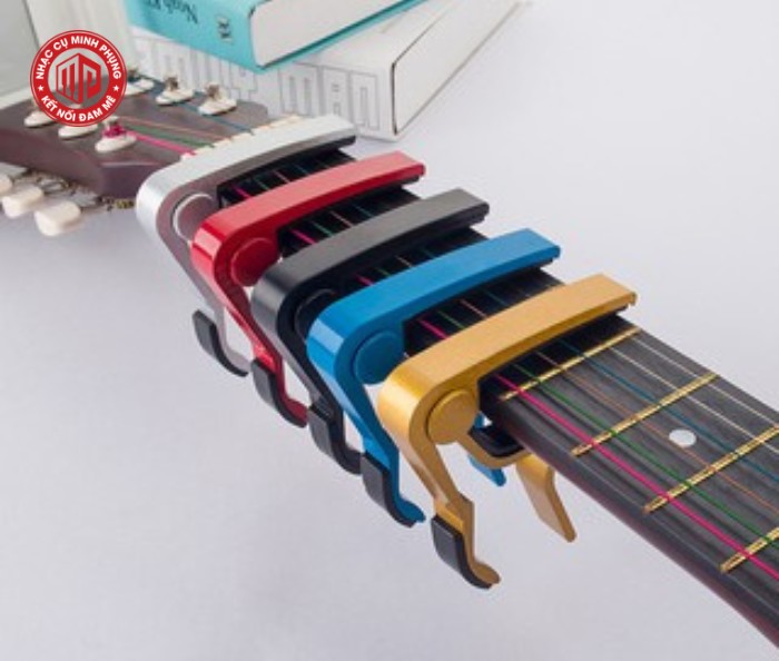 Nghệ sĩ đang lựa chọn capo đàn guitar phù hợp với cây đàn của mình