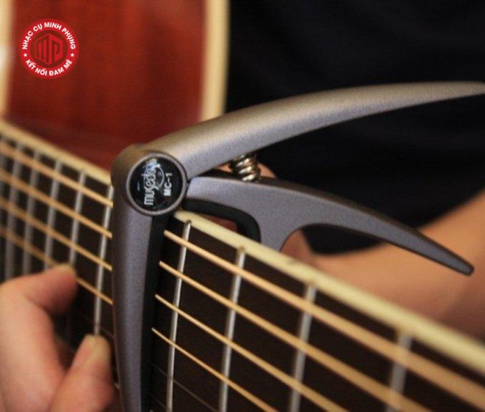 Capo đàn guitar với thiết kế kẹp đơn giản và hiệu quả