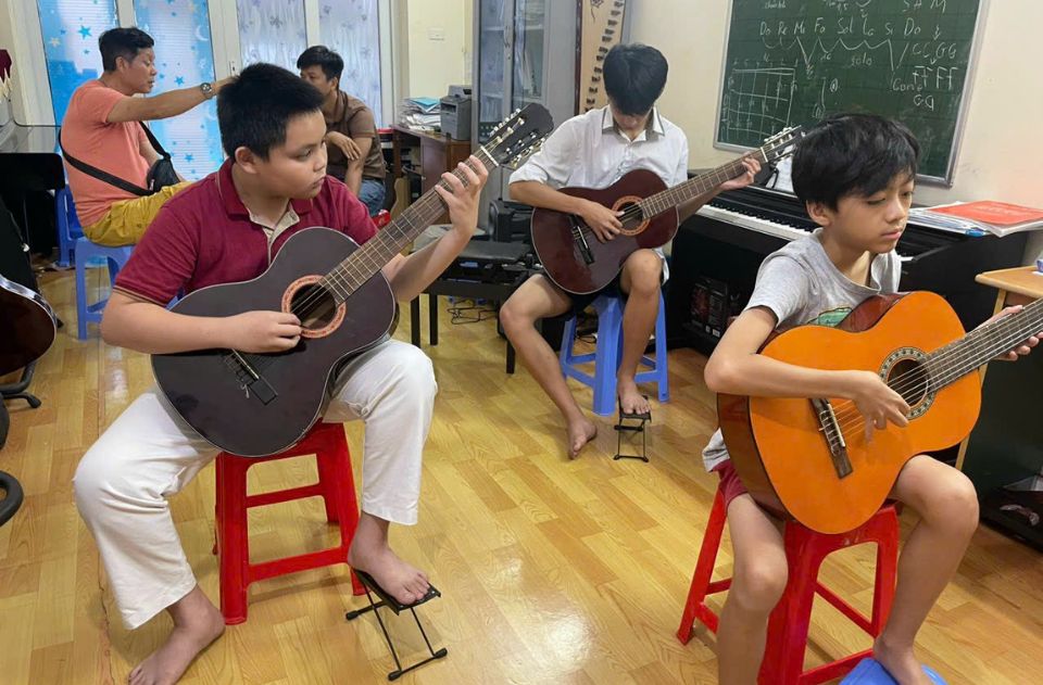 dạy guitar cho bé