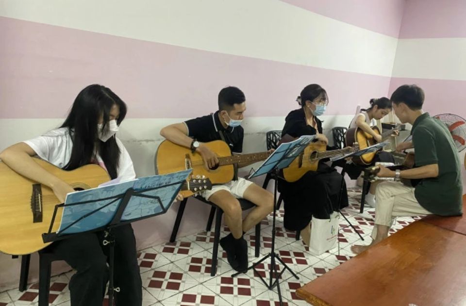 dạy guitar trung niên