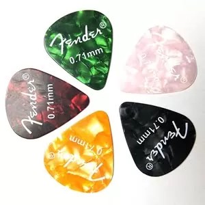 Một chiếc pick gảy đàn guitar nhỏ gọn nhưng quan trọng