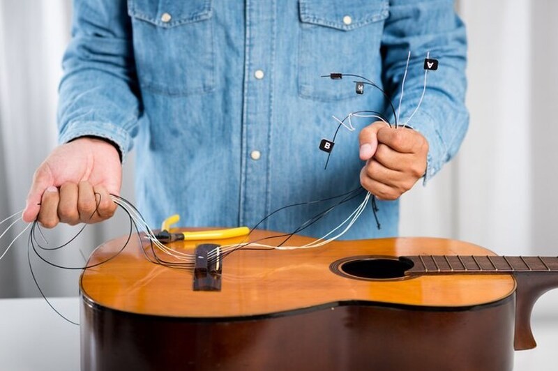 Thay dây đàn guitar vào những thời điểm thích hợp giúp bạn chơi đàn thoải mái và tạo nên những bản nhạc hoàn hảo hơn