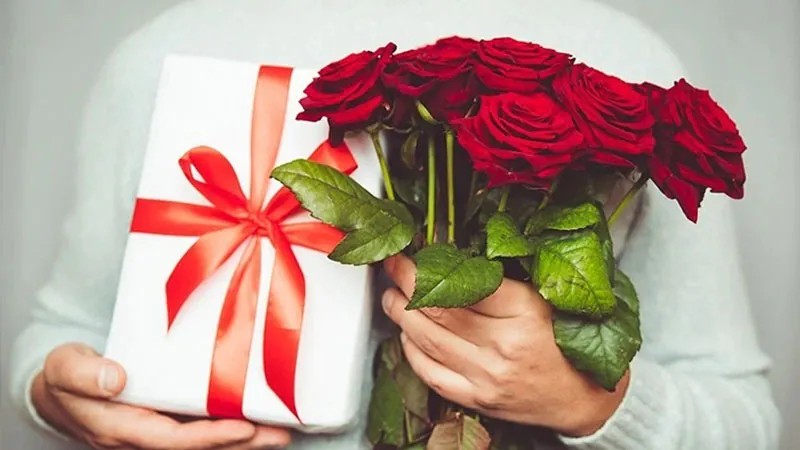 Một người phụ nữ trẻ đang làm việc trên máy tính xách tay với cốc cà phê bên cạnh, thể hiện sự tập trung và dành thời gian cho công việc