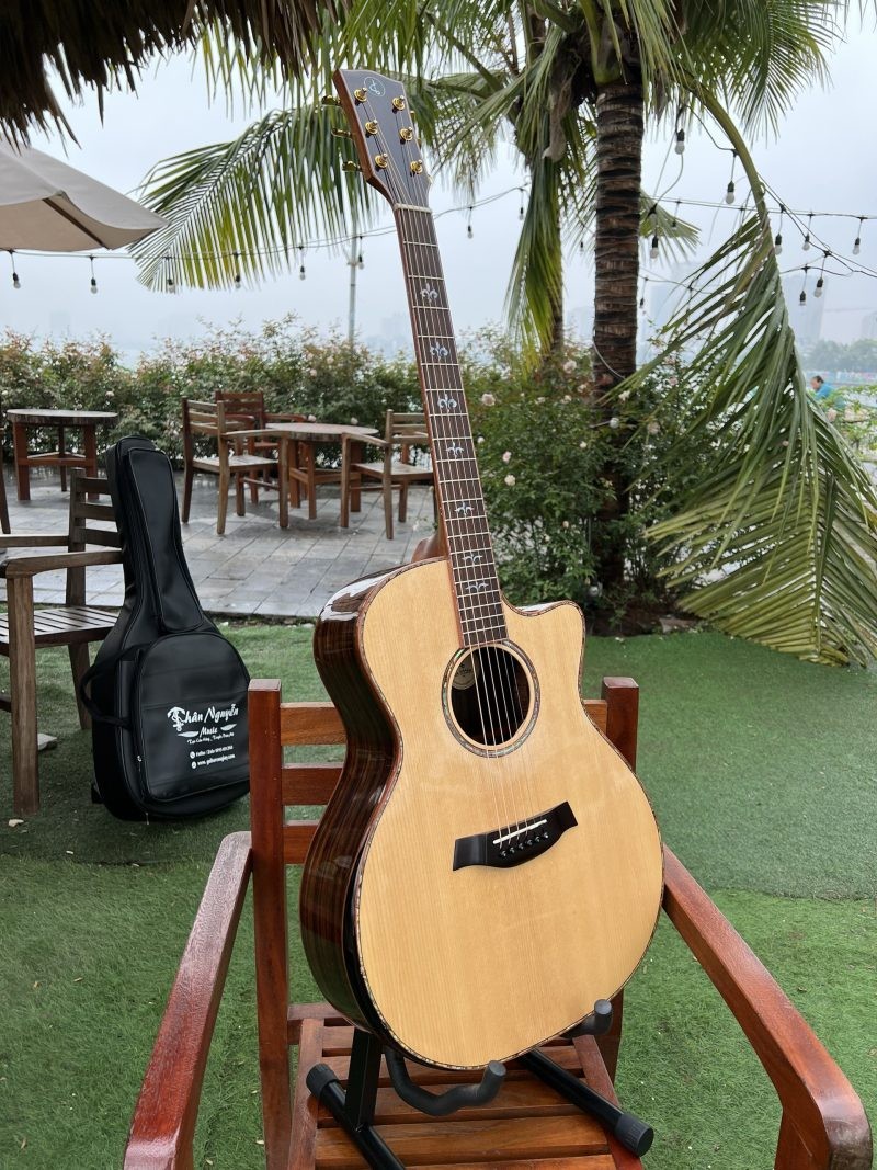 Một cây đàn guitar acoustic chất lượng cao đặt trên chân đế