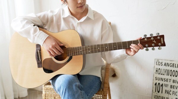 Đàn guitar 4/4 là kích thước phổ biến nhất, phù hợp với người lớn