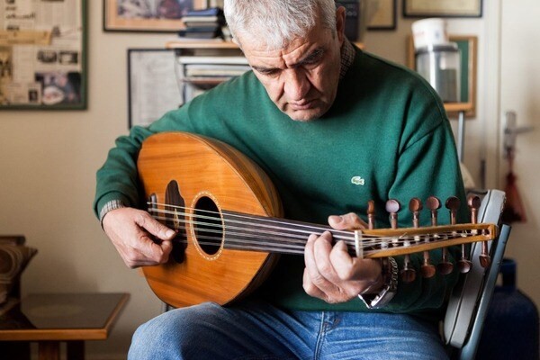 Guitar Oud với thân tròn trịa, kích thước nhỏ và ngắn