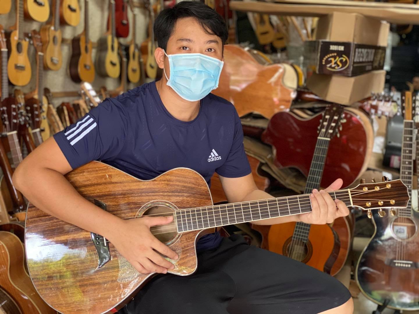 Một người chơi guitar đang sử dụng móng gảy để tạo ra âm thanh