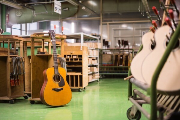 Yamaha cung cấp đa dạng các kích thước đàn Guitar Acoustic, từ full-size đến mini