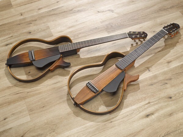 Đàn guitar câm với kích thước nhỏ gọn, dễ dàng mang đi biểu diễn hoặc luyện tập