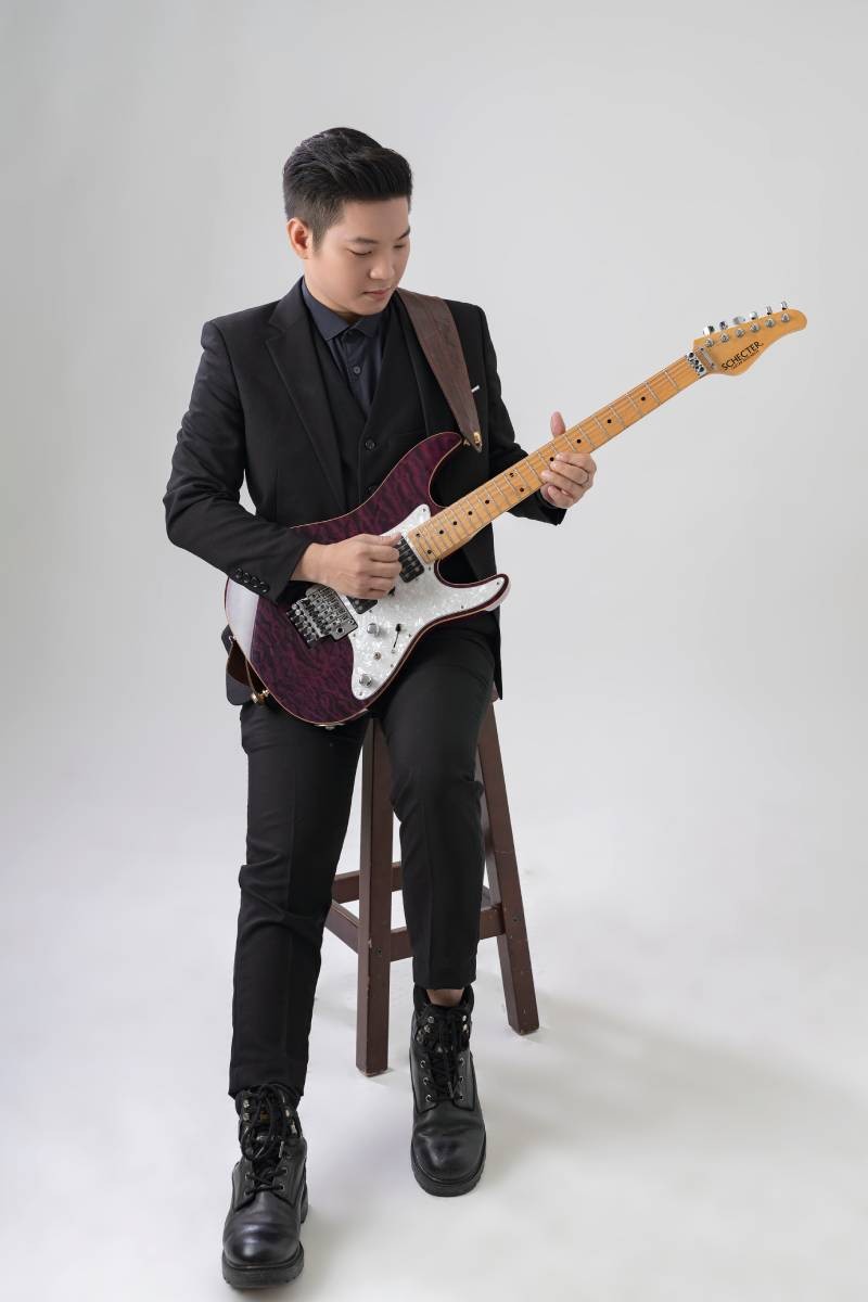 Người chơi guitar Minh Đức đang trình bày một bản nhạc