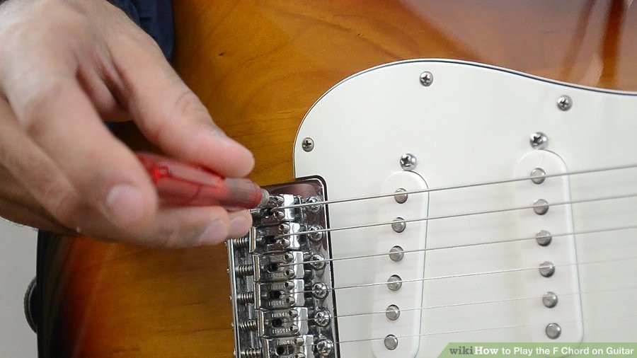 Hạ thấp khoảng cách giữa dây và đàn guitar để dễ bấm hơn
