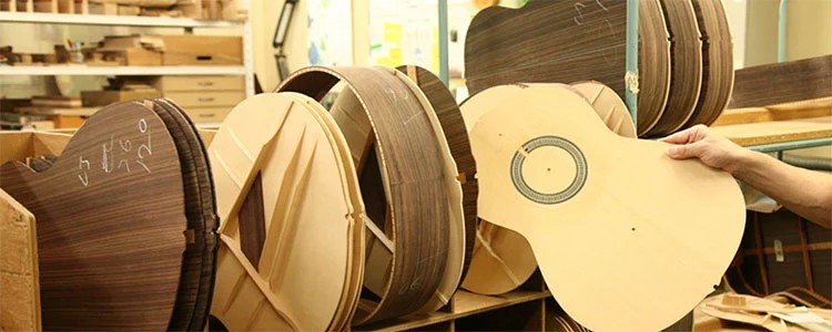 Mặt đàn guitar làm từ gỗ nguyên miếng, quyết định lớn đến chất lượng âm thanh
