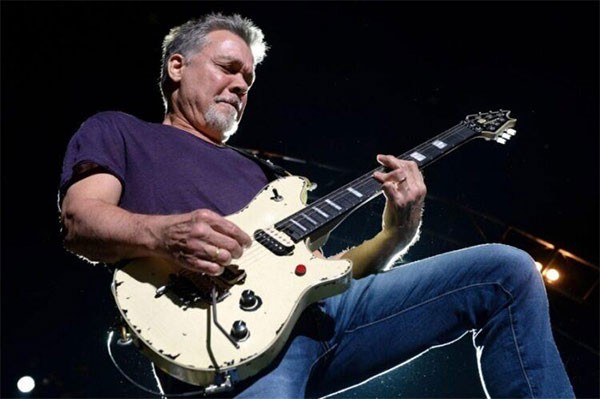Eddie Van Halen là một tay guitar nổi bật với các kĩ thuật ứng dụng whammy bar