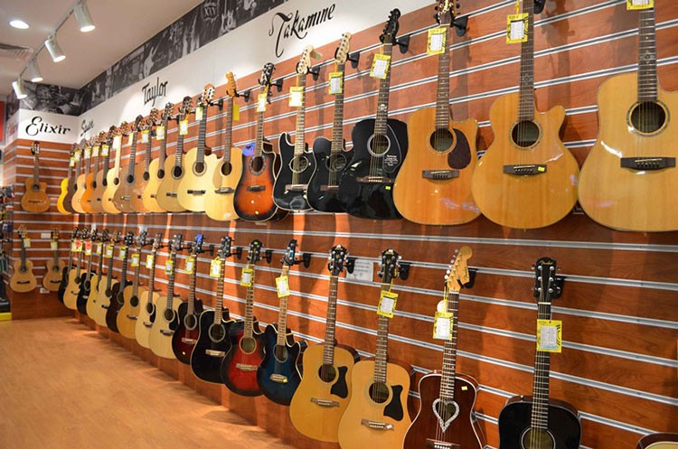 Hình ảnh minh họa một cửa hàng nhạc cụ trưng bày nhiều loại đàn guitar