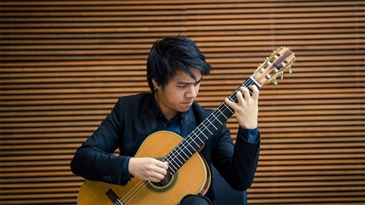 Người chơi đàn guitar đang tập trung vào mục đích học đàn của mình