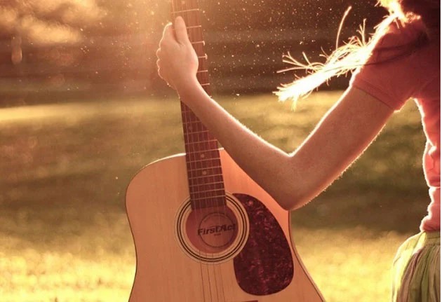 Hai cây đàn guitar classic và acoustic đặt cạnh nhau, minh họa sự khác biệt về hình dáng và dây đàn