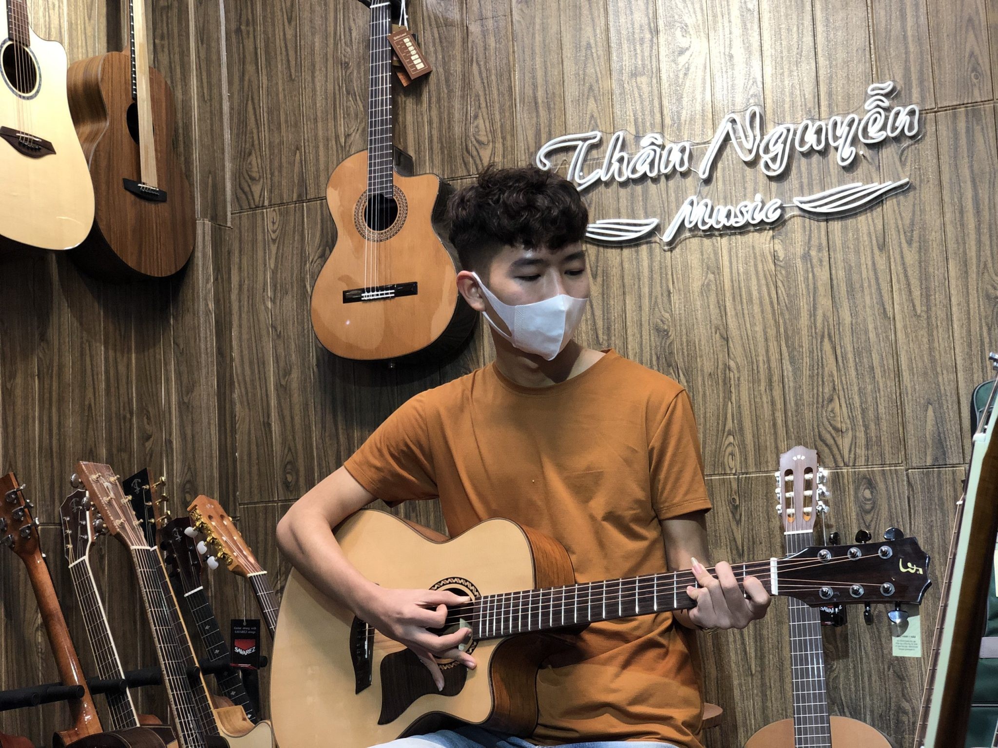Người chơi guitar đang định vị các ngón tay trên cần đàn